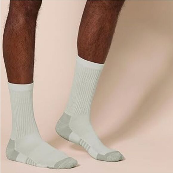 NWT Men's White Crew Moisture Wicking Breathable Socks - Picture 1 of 5
